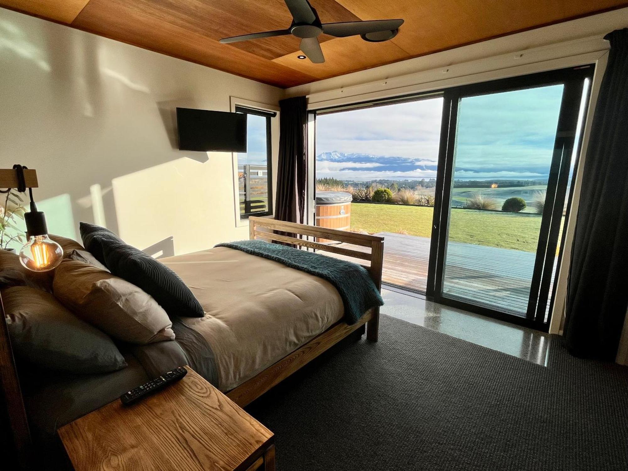 Fiordland Eco-Retreat -- Panoramic Views -- Hot Tub Villa Te Anau Exterior photo