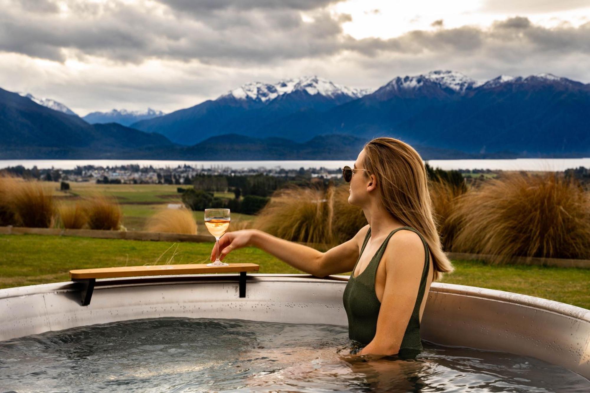 Fiordland Eco-Retreat -- Panoramic Views -- Hot Tub Villa Te Anau Exterior photo